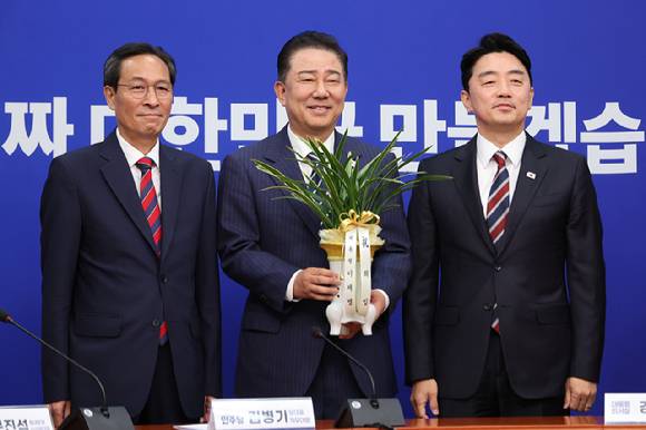 더불어민주당 김병기 당대표 직무대행 겸 원내대표가 17일 서울 여의도 국회에서 대통령실 강훈식 비서실장과 우상호 정무수석을 접견하고 있다. [사진=연합뉴스]