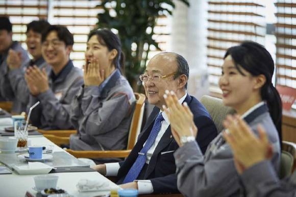 김승연 회장이 한화토탈에너지스 대산공장 직원들과 오찬을 하며 환담을 나누고 있다. [사진=한화]