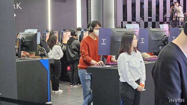 ▲ 조~기는 PC 체험존입니다. 초기부터 PC 버전이 함께 개발되어 있네요.