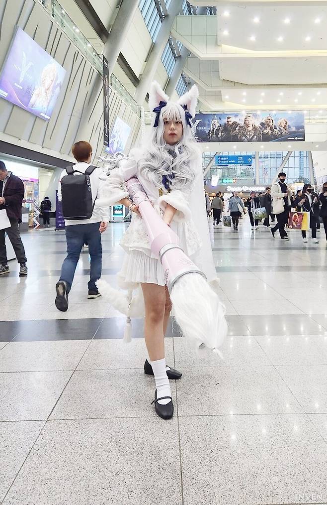 ▲ 마지막으로 구슬을 3개쯤 주실 것 같은 도화가 분을 만나면서 부스를 떠났습니다