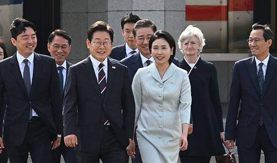 캐나다 G7 정상회의에 참석하는 이재명 대통령이 16일 성남 서울공항에서 환송 나온 인사들과 이동하고 있다. 왼쪽부터 강훈식 비서실장, 황인권 경호처장, 이 대통령, 통역 담당 행정관, 김병기 더불어민주당 원내대표, 김혜경 여사, 타마라 모휘니 주한 캐나다 대사, 우상호 정무수석. 김현동 기자