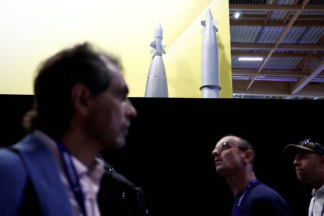 지난 16일(현지시간) 프랑스 파리 인근 르부르제 공항에서 열린 제55회 파리 에어쇼에서 주최 측에 의해 폐쇄된 군수기업 엘빗 시스템즈 부스 전경. 로이터=연합뉴스