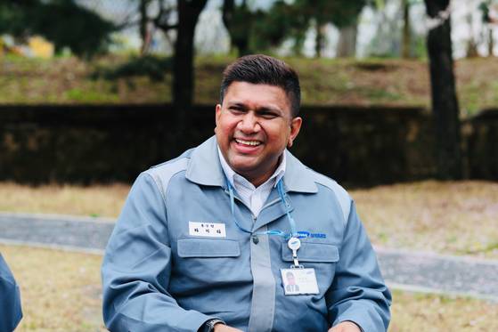 경남 거제시 삼성중공업에서 외국인 근로자 인사·교육 담당 겸 통역사로 2년 넘게 일하다 지난해 9월 경남 창원시 창원시 스마트팩토리학부 산업안전전공 교수로 취임한 라지타 가우설야 교수. 사진은 삼성중공업 재직 당시 모습. 사진 라지타 가우설야 교수