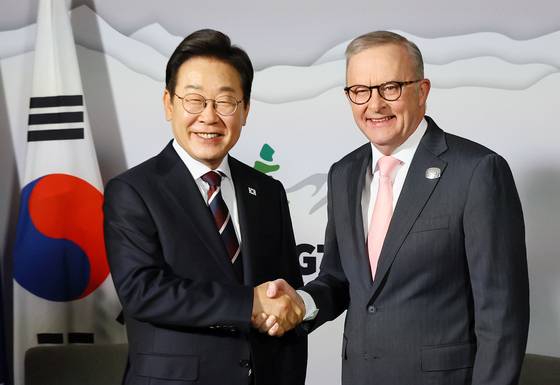 이재명 대통령과 앤서니 앨버니지 호주 총리가 16일(현지시간) 캐나다 앨버타주 캘거리의 한 호텔에서 열린 정상회담에서 악수하고 있다. 대통령실사진기자단