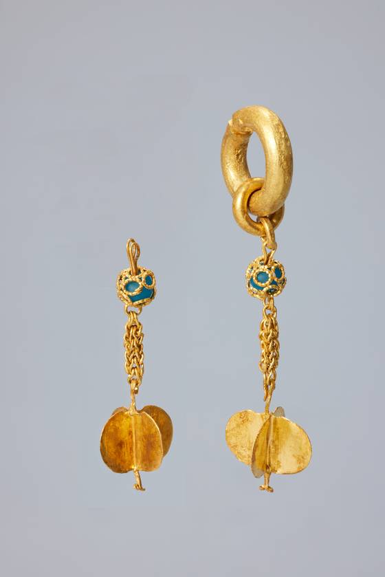 국가유산청 국립문화유산연구원 국립부여문화유산연구소가 17일 공주 무령왕릉과 왕릉원 1~4호분의 재조사 성과를 발표했다. 사진은 공주 왕릉원 2호분 출토 장식귀걸이. 사진 국가유산청