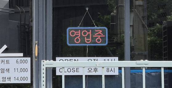 지난 5일 경남 거제시 장평동의 한 미용실이 '영업중'이란 팻말과 달리 불 꺼진 채 영업을 하지 않고 있다. 안대훈 기자