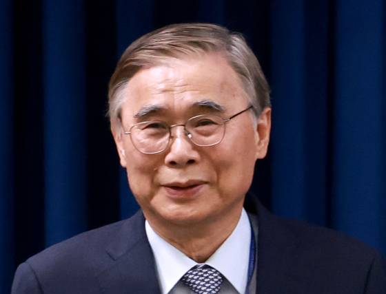 4일 서울 용산 대통령실 청사에서 열린 이재명 정부 첫 인사브리핑에서 이종석 신임 국가정보원장 후보자가 소개되고 있다. 연합뉴스