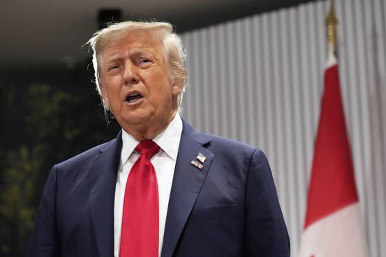 도널드 트럼프 대통령이 16일(현지시간) 캐나다 카나나스키스에서 열린 G7 정상회의를 계기로 진행된 마크 카니 캐나다 총리와 회담 중 기자들의 질문에 답하고 있다. AP=연합뉴스