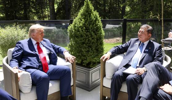 도널드 트럼프 미국 대통령과 이시바 시게루 일본 총리가 16일(현지시간) 주요 7개국(G7) 정상회의를 계기로 캐나다 캐내내스키스에서 회담하고 있다. 연합뉴스