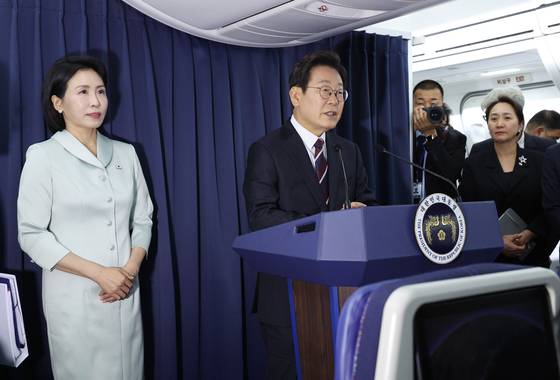 이재명 대통령이 16일(현지시간) 주요 7개국(G7) 정상회의 참석을 위해 캐나다 앨버타주 캘거리로 향하며 공군 1호기에서 김혜경 여사와 함께 기자간담회에 참석해 발언하고 있다. 김혜경 여사도 함께 했다. 연합뉴스