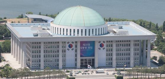 이재명 대통령이 공식 취임한 지난 4일 서울 영등포구 여의도 국회의사당 입구 외벽에 제21대 대통령 취임 현수막이 설치돼 있다. 연합뉴스