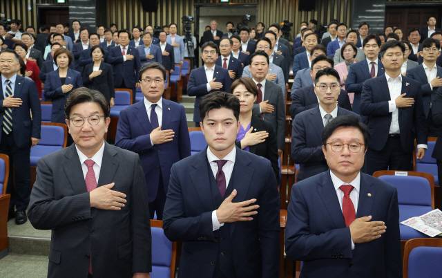 ▲ 국민의힘 김용태 비상대책위원장(앞줄 가운데)과 권성동 원내대표(앞줄 왼쪽·강릉)가 16일 서울 여의도 국회에서 열린 원내대표 선출 선거 의원총회에서 국기에 경례하고 있다.  연합뉴스