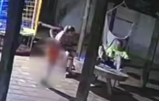 ▲브라질에서 두 살배기 아기가 아버지의 총을 가지고 놀다가 실수로 어머니를 쏘는 비극적인 사건이 발생했다. 사진은 인근에 설치된 폐쇄회로(CC)TV에 담긴 사건 발생 직전의 모습이다. [NPY 엑스 캡처]