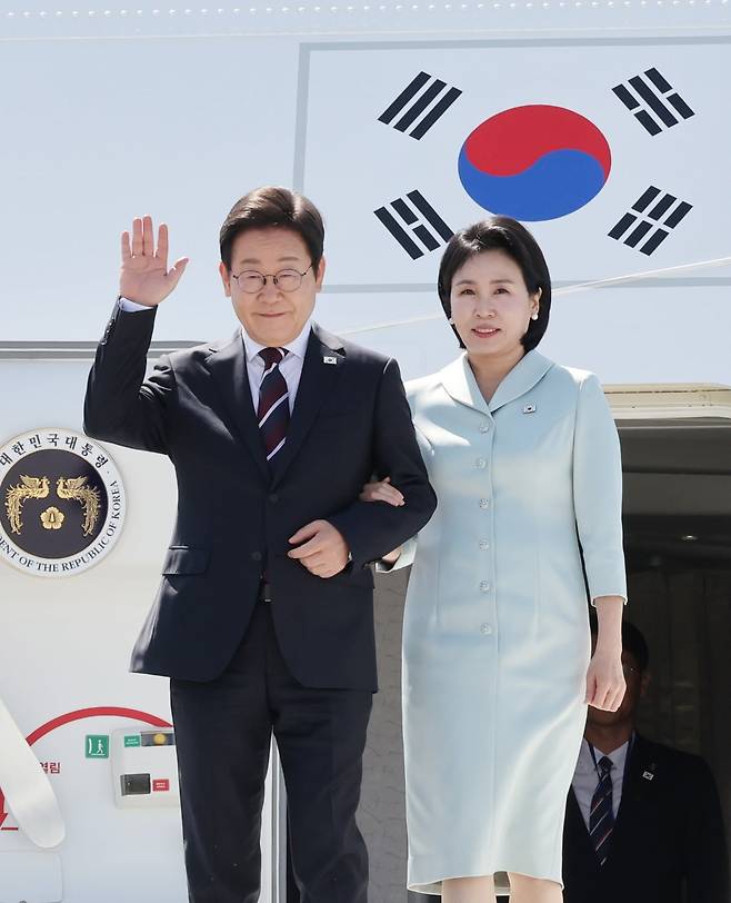 이재명 대통령과 김혜경 여사가 16일(현지시간) 주요 7개국(G7) 정상회의 참석을 위해 캐나다 앨버타주 캘거리국제공항에 도착해 공군 1호기에서 내리며 인사하고 있다.