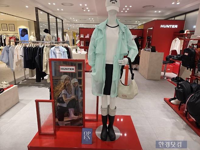 16일 서울 영등포구에 위치한 레인부츠 브랜드 헌터 매장./사진=박수림 기자