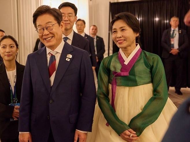 이재명 대통령과 김혜경 여사가 16일(현지시간) 캐나다 캘커리 한 호텔에서 열린 캐나다 총독 내외 주최 주요 7개국(G7) 정상회의 초청국 리셉션에 참석하고 있다. 사진=연합뉴스