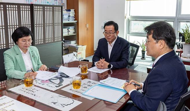 김민석 국무총리 후보자 인사청문특별위원회 이종배 위원장과 김현, 배준영 여야 간사가 17일 오전 서울 여의도 국회 의원회관에서 사전 회동을 갖고 있다.  /뉴스1