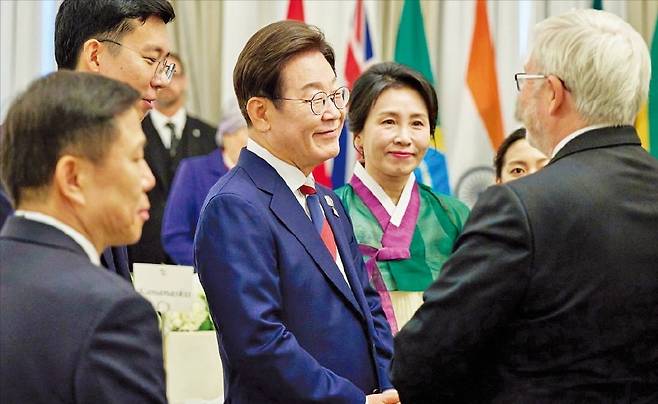 < 李대통령, 김혜경 여사와 G7 리셉션 참석 > 이재명 대통령과 김혜경 여사가 16일(현지시간) 캐나다 캘거리 한 호텔에서 열린 주요 7개국(G7) 정상회의 초청국 리셉션에서 참석자들과 대화하고 있다. /김범준 기자