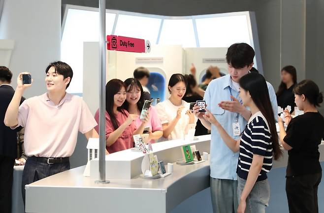 더현대 서울에 위치한 '갤럭시 스튜디오'에서 방문객들이 '갤럭시 Z폴드6'와 '갤럭시 Z플립6'등 갤럭시 신제품을 체험하고 있다. 사진=삼성전자 제공