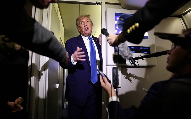 도널드 트럼프 미국 대통령이 17일(현지시간) 미국 워싱턴으로 돌아가기 위해 캐나다에서 열린 G7 정상회의에서 일찍 출발한 후 에어포스원에서 기자들의 질문에 답하고 있다. /사진=로이터