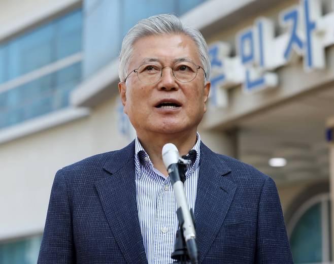 문재인 전 대통령이 제21대 대통령선거 사전투표 첫날인 29일 오전 경남 양산시 하북면주민자치센터에 마련된 하북면 사전투표소에서 투표를 마친 뒤 취재진 질문에 답하고 있다. 2025.5.29/뉴스1