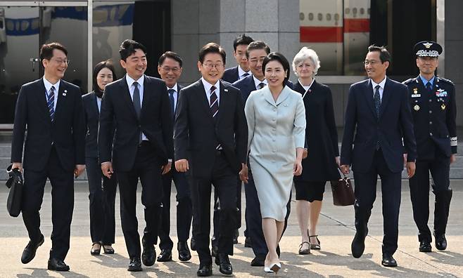 이재명 대통령과 부인 김혜경 여사가 16일 캐나다 앨버타주 카나나스키스에서 열리는 주요 7개국(G7) 정상회의 참석을 위해 경기도 성남시 서울공항에 도착해 공군 1호기로 이동하고 있다. 대통령실사진기자단 2025.06.16