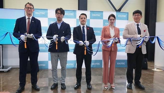 엑소텍 코리아가 6월 17일 경기도 파주 데모센터에서 필립 베르투 주한프랑스 대사, 류 타테와키 엑소텍 아시아태평양 대표, 앙리 보퀴앙 라 프렌치 테크 서울 공동대표, 소냐 샤이예브 주한프랑스상공회의소 대표, 오지석 엑소텍 코리아 부사장(왼쪽부터)이 엑소텍 상설 전시관의 그랜드 리오프닝을 기념하는 테이프 커팅을 진행하고 있다. 사진=엑소텍 코리아