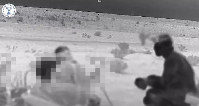 이스라엘 정보기관 모사드가 직접 공개한 작전 모습. 모사드 요원들이 지난 13일(현지시간) 공습에 앞서 이란으로 무기를 밀수하는 모습이 담겨 있다.  모사드