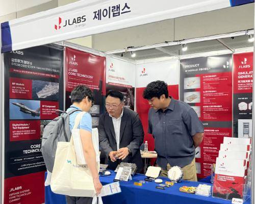 제품에 대한 설명 중인 제이랩스 송승훈 대표(좌측)