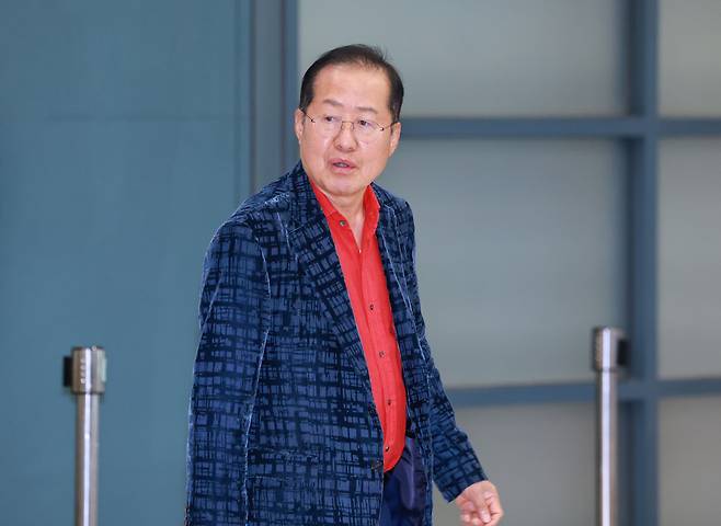 홍준표 전 대구시장이 17일 인천국제공항 제1여객터미널을 통해 귀국하고 있다. 홍 전 시장은 지난 4월 국민의힘 대선 후보 경선에서 패배한 뒤 탈당하고 미국 하와이에 머물렀다.  연합뉴스