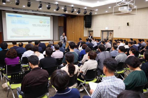 김해시가 내년 1월 1일부터 시내버스 준공영형 목표원가관리제를 시행한다. 사진은 최근 김해중소기업비즈니스센터에서 열린 공청회에서 홍태용 시장이 관련 정책을 설명하는 모습. 김해시 제공