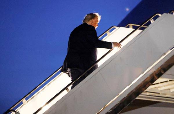 도널드 트럼프 미국 대통령이 16일(현지시간) G7 정상회담이 열리는 캐나다 앨버타주 캘거리 국제공항에서 워싱턴으로 가는 에어포스 원에 탑승하고 있다. 그는 미국 도착 즉시 이스라엘-이란 무력충돌에 대비하기 위해 국가안전보장회의(NSC)를 열 계획이다. AFP 연합뉴스