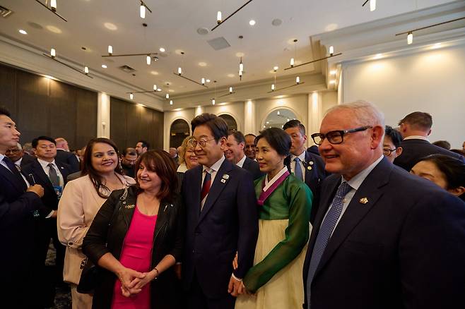 President Lee Jae Myung and first lady Kim Hea Kyung, front row center, pose for a photo at a dinner reception for leaders of countries invited to the G7 summit hosted by the governor general of Canada at a hotel in Calgary in Canada on June 16. [JOINT PRESS CORPS]