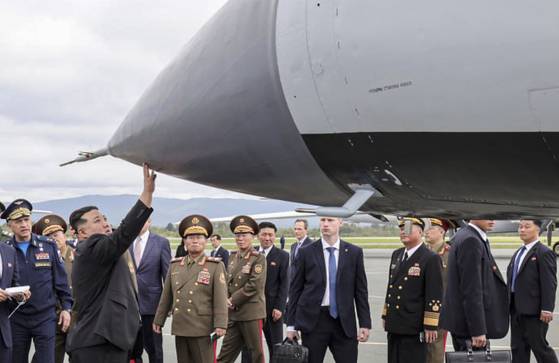 A handout picture made available by the Russian Defence Ministry's press-service shows North Korea's leader Kim Jong Un (C) and Russia's Defence Minister Sergei Shoigu (2-L) inspects a Russian hypersonic 'Kinzhal' missile displayed at Knevichi aerodrome near Vladivostok in the Primorsky region, Russia, Sept. 16, 2023. [EPA/YONHAP]