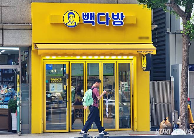 한 시민이 16일 서울시 내 빽다방 매장 앞을 지나가고 있다. 김건주 기자