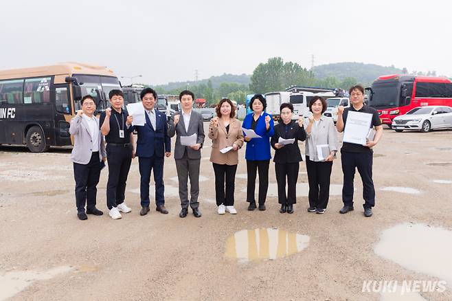 안산시의회 도시환경위원회는 16일 행정사무감사 대상인 초지동 대형자동차 임시주차장 운영 현황을 점검했다. 안산시의회 제공&nbsp;