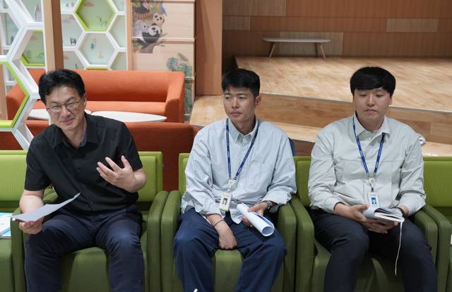 지난 12일 경북 경주시 한국원자력환경공단 본사에서 신지현(왼쪽) 경영관리실장이 노사 협의를 함께 진행한 최준형(오른쪽) 조직문화혁신반 과장과 직무급 제도 도입 과정을 설명하고 있다. 박상우(가운데) 원자력환경공단 처분운반팀 과장은 직무급 도입 후 업무 역량 및 성과를 인정받아 승진 연한보다 1년 조기 승진했다. 한국원자력환경공단 제공