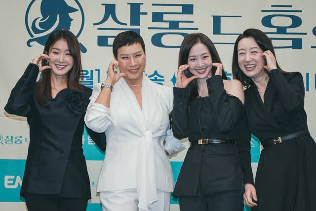 ENA 드라마 ‘살롱 드 홈즈’에서 주부 탐정단으로 호흡을 맞춘 배우 이시영, 정영주, 김다솜, 남기애(왼쪽부터)가 16일 서울 마포구 스탠포드호텔코리아에서 열린 제작발표회에서 포즈를 취하고 있다. 극 중 동네 마당발 역을 맡은 남기애는 “아파트 엘리베이터 안에서 서로 인사도 나누지 않는 게 현실인데 우리 드라마에는 서로 정을 나누는 따뜻함이 있다”며 “이웃을 살펴볼 수 있는 작은 계기가 됐으면 하는 바람”이라고 전했다. ENA 제공