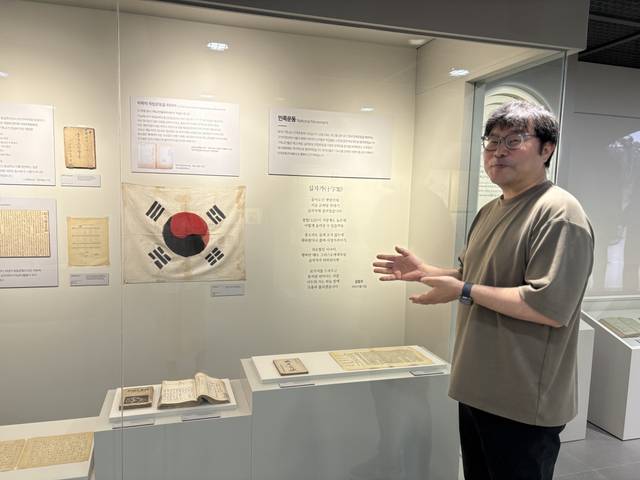 손승호 한국기독교역사문화관 사무국장이 최근 서울 은평구 문화관에서 독립운동 당시 사용된 태극기에 대해 설명하고 있다. 당시 태극기는 일장기 위에 태극 무늬와 건곤감리를 덧칠해 만들었다.