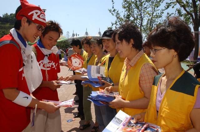 2002년 6월 월드컵 경기가 치러지는 가운데 교회 봉사자들이 응원팀에게 전도지를 나눠주고 있다. 국민일보DB