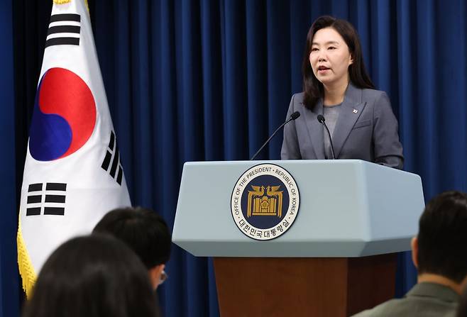 강유정 대통령실 대변인이 16일 용산 대통령실에서 국민추천제 등 현안 관련 설명을 하고 있다. 연합뉴스 제공