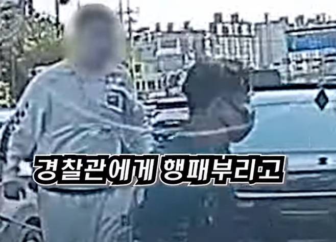 지난 4월 26일 대전 서구 한 도로에서 경찰 검문을 피해 달아나던 남성이 경찰관에게 완력을 행사하려는 모습. 경찰청 유튜브 캡처