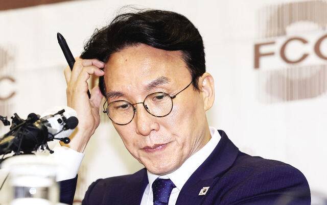 김민석 국무총리 후보자가 17일 서울 중구 프레스센터에서 열린 외신기자간담회 도중 자료를 살펴보고 있다. 여야는 오는 24~25일 김 후보자에 대한 인사청문회를 진행할 예정이다. 권현구 기자