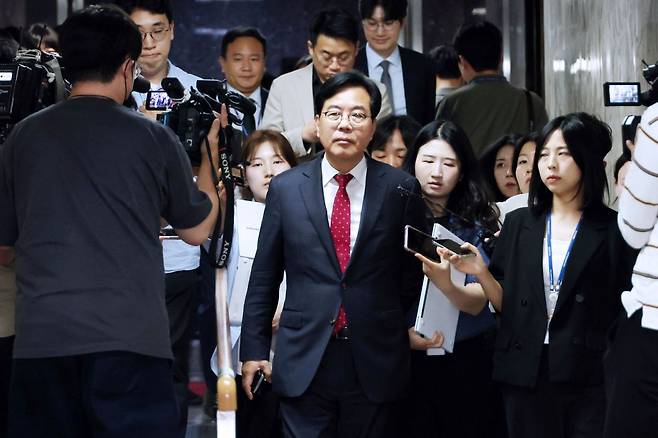 송언석 국민의힘 신임 원내대표가 17일 서울 여의도 국회에서 열린 초선 의원들과의 간담회에 참석하며 취재진의 질문을 받고 있다. 연합뉴스