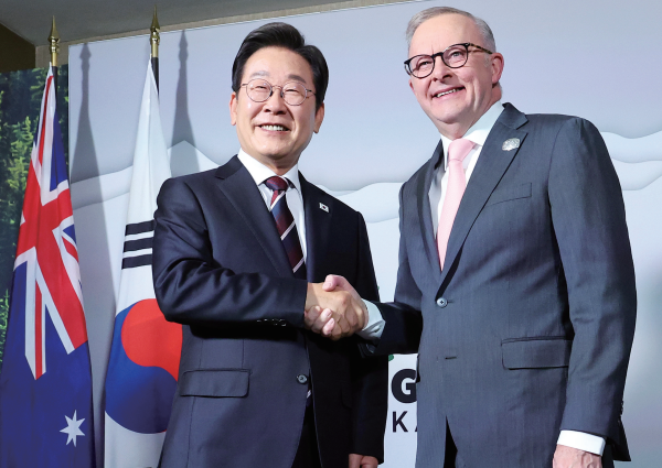 51차 주요 7개국(G7) 정상회의에 참석한 이재명 대통령이 16일(현지 시간) 캐나다 앨버타주 캘거리의 한 호텔에서 열 린 한·호주 정상회담에 참석한 앤서니 앨버니지 호주 총리를 만나 악수하고 있다. 연합뉴스