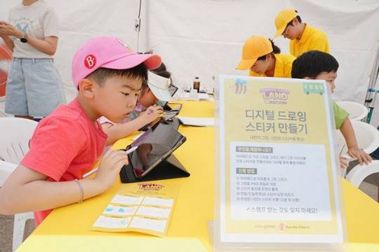 '찾아가는 프렌즈게임 랜드 – 힘껏! 맘껏! 실컷! 우리 다 같이 놀자 게임 한바퀴' 행사에 차여한 어린이들. 사진 제공 : 카카오게임즈