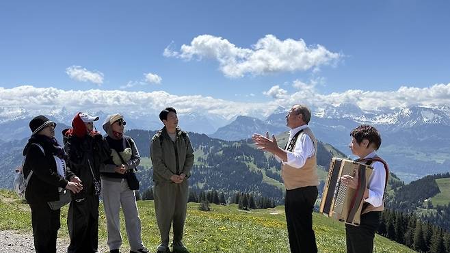 KBS 여행 예능 ‘같이 삽시다’를 통해 공개되는 박원숙, 혜은이, 홍진희, 윤다훈이 함께 떠난 스위스 루체른 호수 여행 / 사진=스위스정부관광청