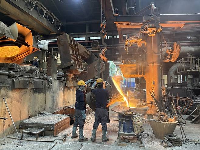 지난 4일 경남 창원 진해마천일반산업단지의 한 주물공장에서 작업자들이 융탕에서 불순물을 제거하는 작업을 하고 있다. [창원 = 이윤식 기자]