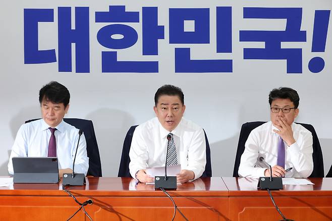 더불어민주당 김병기 당대표 직무대행 겸 원내대표가 17일 서울 여의도 국회에서 열린 원내대책회의에서 발언하고 있다. [사진 출처 = 연합뉴스]