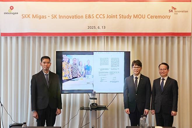 서울  페어몬트앰배서더 호텔에서 열린 ‘한-인도네시아 국경통과 CCS 공동연구를 위한 업무협약’ 기념식에서 참석자들이 기념촬영을 하고 있다. 왼쪽부터 드위 아디 누그로호 인도네시아 에너지광물자원부(MEMR) 비전통 석유∙가스 개발 부국장, 김일영 SK이노베이션 E&S 업스트림개발∙운영실장, 서성태 산업통상자원부 에너지기술과장. <SK이노베이션 E&S>